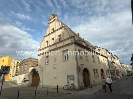 Verkaufsliegenschaft - Haus kaufen in Merseburg - Attraktives Denkmal an der Fußgängerzone mit angrenzendem großen Baugrundstück für MFH oder WGH