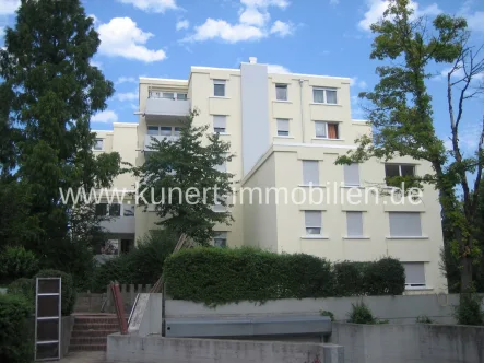 Hausansicht Wohnanlage - Wohnung kaufen in Heidelberg - Heidelberg: Attraktive Dachgeschoßwohnung mit herrlichem Ausblick und Balkon, Loggia + TG-Stellplatz