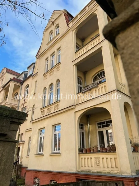 Hausansicht mit Loggia - Wohnung kaufen in Halle - 5-Zimmer-Eigentumswohnung mit 193.66 m² Wohnfl. im 1. OG - Balkon, Loggia. 2 Bäder und großer Keller