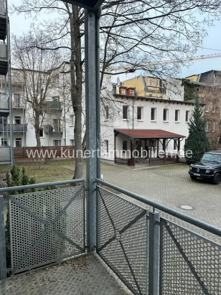 Blick vom Balkon - Wohnung kaufen in Halle - Bezugsfreie Eigentumswohnung mit großem Balkon im halleschen Medizinerviertel