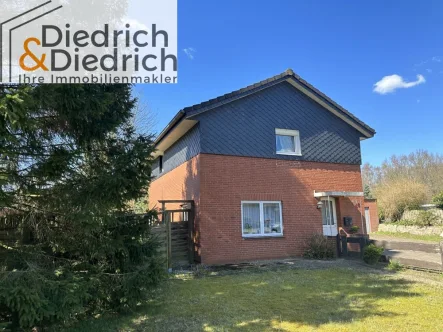 Vorderansicht - Haus kaufen in Weddingstedt - Verkauf eines geräumigen Wohnhauses mit Garage in Weddingstedt