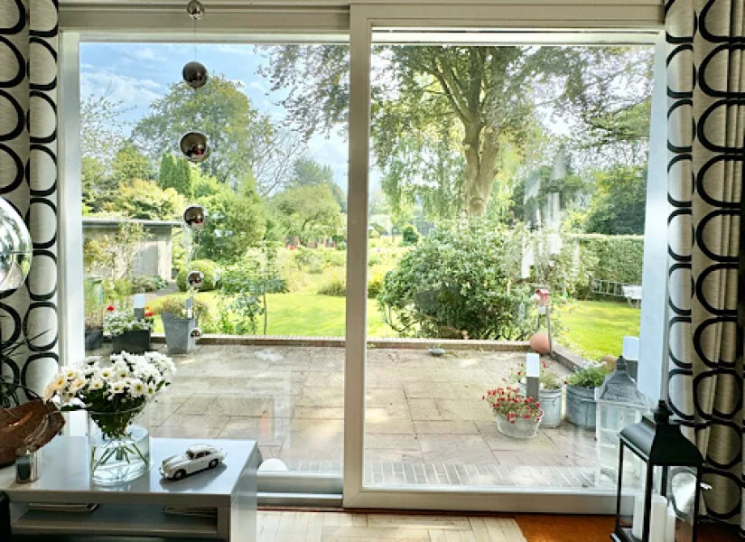 Wohnzimmer mit Blick auf die Terrasse