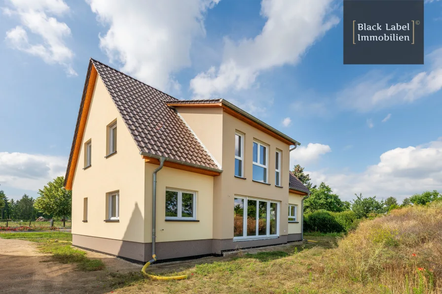 Ansicht - Haus kaufen in Fredersdorf-Vogelsdorf - Modernes Landhaus in gewachsener Lage von Fredersdorf mit freiem Blick auf´s Feld