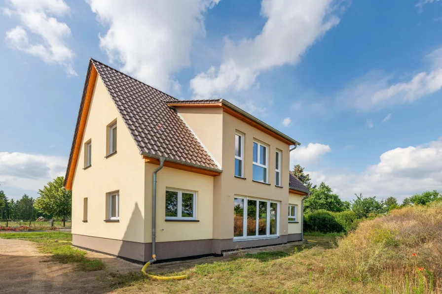 Ansicht - Haus kaufen in Fredersdorf-Vogelsdorf - Modernes Landhaus in gewachsener Lage von Fredersdorf mit freiem Blick auf´s Feld