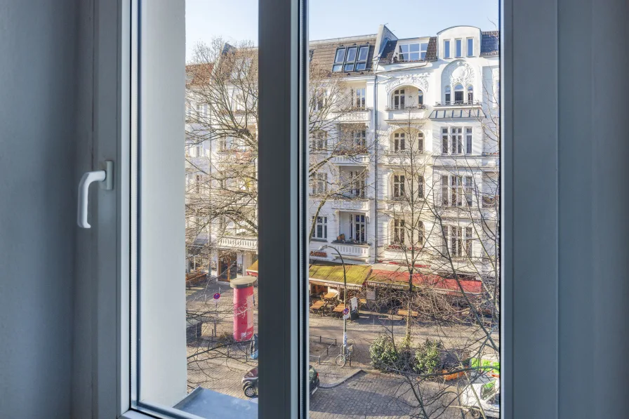 Blick - Wohnung kaufen in Berlin - Schön sanierte 2 Zimmer Wohnung mit Aufzug in Friedrichshain