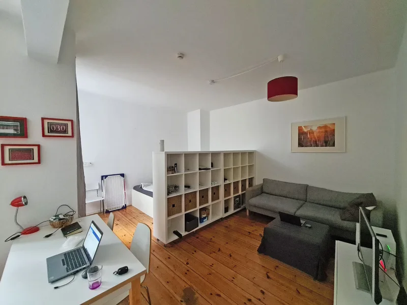 Wohnraum - Wohnung kaufen in Berlin - Bezugsfreie Altbauwohnung in Prenzlauer Berg - komplett möbliert und guter Zustand