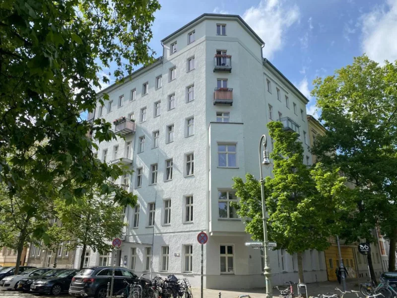 Außenansicht  - Wohnung kaufen in Berlin - Bezugsfreie Altbauwohnung direkt am Arkona Platz 1. Platzlage im beliebten Prenzlauer Berg