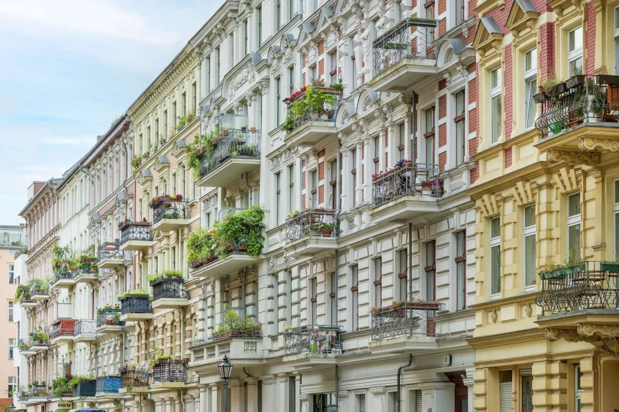 Fassade - Wohnung kaufen in Berlin - Vermietete Altbauwohnung mit Balkon in bester Kiezlage