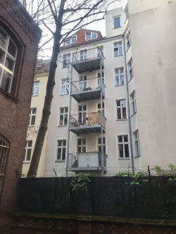 Bergmann 2. HOF Fassade - Wohnung kaufen in Berlin - Budgetfreundliches Juwel für Kapitalanleger im Bergmannkiez - mit Balkon