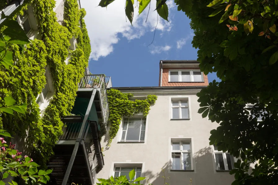 Bergmannstr-108-Hof-04 - Wohnung kaufen in Berlin - Vermietete sehr helle Altbau-Wohnung mit Südbalkon