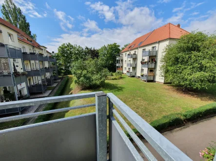 Balkonaussicht - Wohnung kaufen in Leipzig - Wohlfühloase im Leipziger Nordwesten: Balkon & Tageslichtbad inklusive!