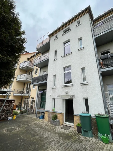 Hof - Wohnung kaufen in Leipzig - Vermietete Gründerzeit-Perle mit sonnigem Balkon