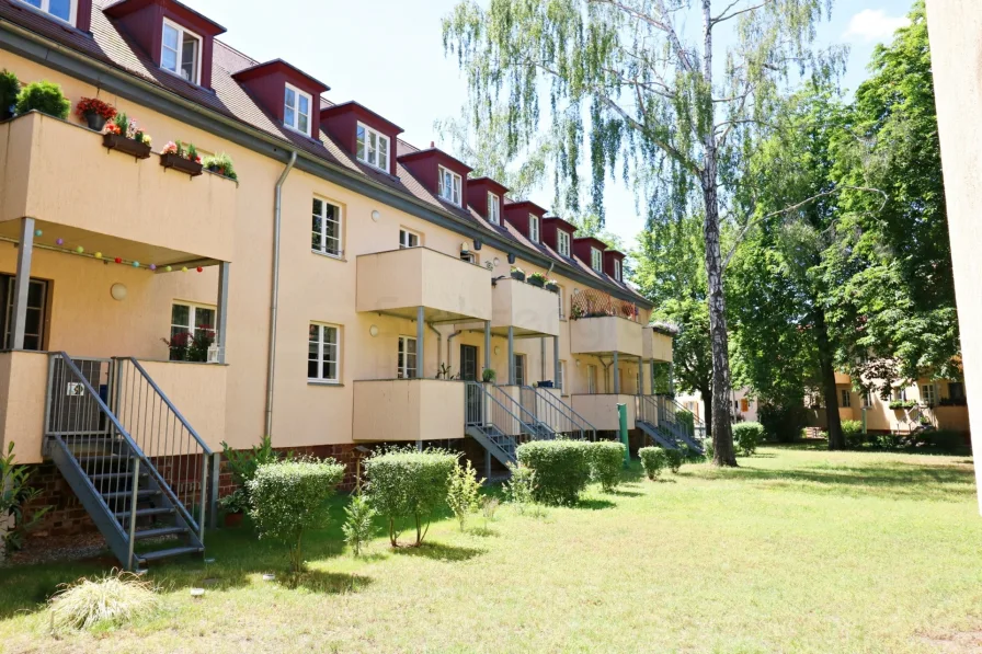 Wohnanlage - Wohnung kaufen in Leipzig - Wohnen auf zwei Ebenen: Maisonette mit 2 Bädern, Balkon & idyllische Grünflächen in Leipzig-Dölitz