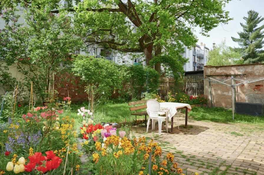 Garten - Wohnung kaufen in Leipzig - Ihr persönliches Refugium: 3-Zimmer-Wohnung mit Balkon und Einbauküche in Leipzig-Kleinzschocher