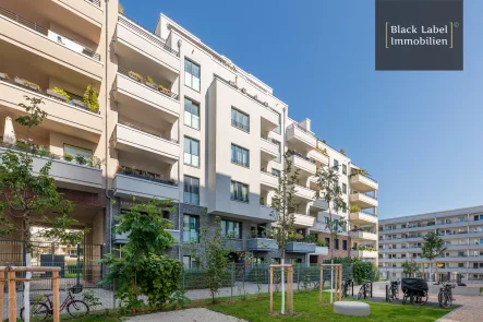 Fassade - Wohnung kaufen in Berlin - Moderne Neubauwohnung mit doppelter Frischluftgarantie in erstklassiger Friedrichshainer Lage
