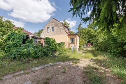 Haus - Haus kaufen in Schöneiche bei Berlin - Sanierungsbedürftiges Einfamilienhaus auf großzügigem Grundstück in Schöneiche