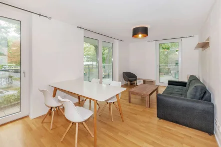 Wohnzimmer - Wohnung kaufen in Berlin - "Moderne 3-Zimmer-Wohnung am Tierpark Berlin – Helle Räume mit Terrasse und hochwertiger Ausstattung