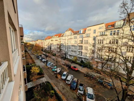 Blick auf die Straße - Wohnung kaufen in Berlin - Bezugsfreie 2-Zimmer-Wohnung - barrierefrei mit Aufzug und Balkon in Berlin-Wilmersdorf