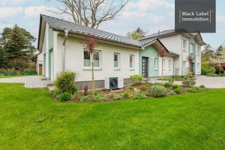 Bungalow und Stadthaus - Haus kaufen in Petershagen/Eggersdorf - Zwei Häuser, ein Grundstück: Bungalow und Stadthaus in Eggersdorf bei Berlin bieten Wohnvielfalt