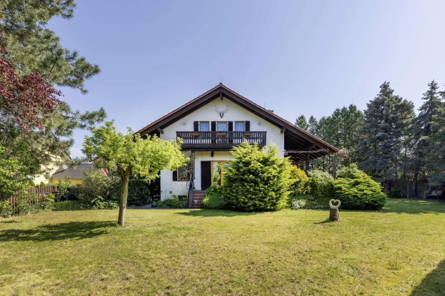 Giebel mit Balkon - Haus kaufen in Oberkrämer - Einfamilienhaus in verkehrsgünstiger Lage zu Oberkrämer - Oranienburg - Berlin