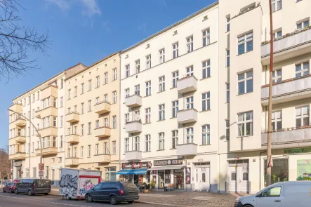 Fassade - Wohnung kaufen in Berlin - Moderne Altbauwohnung mit Stuckverzierungen und Balkon - vis à vis Volkspark Friedrichshain