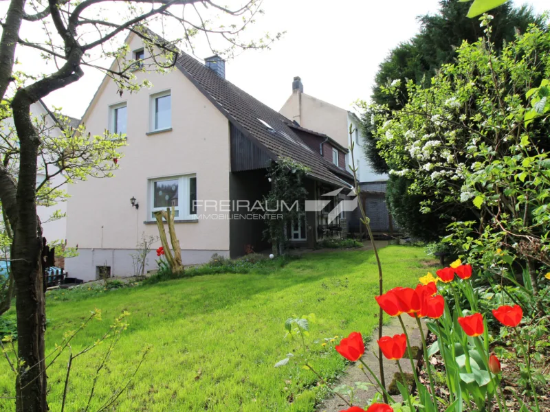 Titel - Haus kaufen in Betzdorf - FREIRAUM4+++ Doppelhaushälfte mit Garten und kleinem Teich