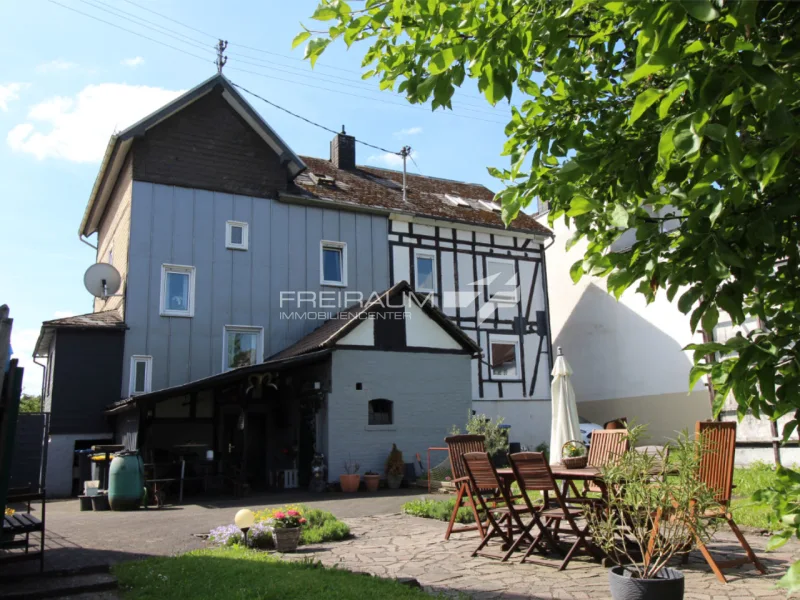 Titel - Haus kaufen in Siegen / Geisweid - FREIRAUM4 +++ DHH in Geisweid zum Kauf (optional zusätzlich angrenzende Haushälfte, Foto rechts)