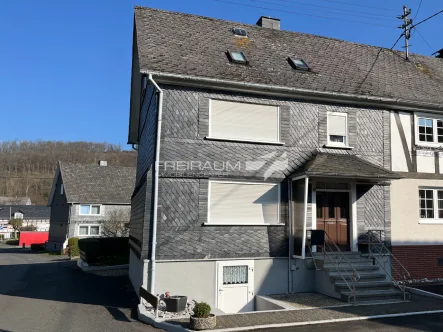Außenansicht1 - Haus kaufen in Neunkirchen - FREIRAUM4 +++ RESERVIERT +++ Gemütliche Doppelhaushälfte mit Garage in Neunkirchen-Zeppenfeld