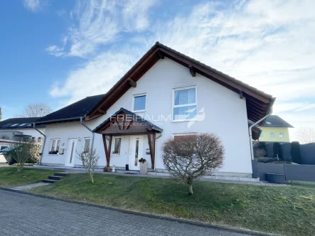 Frontansicht - Haus kaufen in Netphen / Irmgarteichen - +++ Familienfreundliches Zweifamilienhaus in Ortsteil von Netphen +++