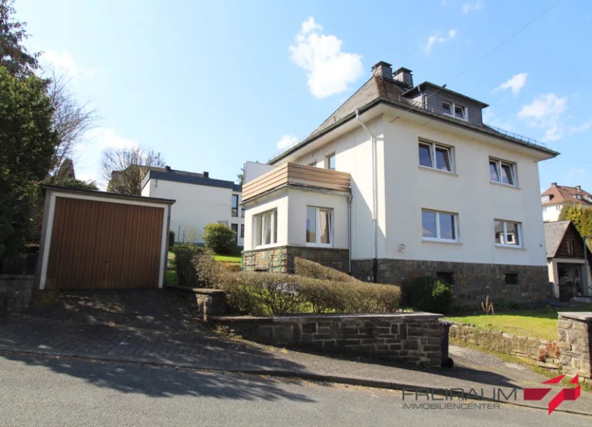 Außenansicht - Haus mieten in Siegen - FREIRAUM4 +++ Attraktives Raumprogramm in idyllischer Wohnlage - Traumhaus zur Miete!