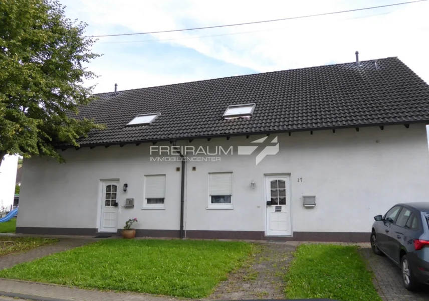 Frontansicht Doppelhaushälften - Haus kaufen in Lennestadt / Maumke - FREIRAUM4 +++ Drei Häuser, ein Grundstück - attraktive Anlagemöglichkeit!