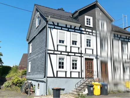 Außenansicht  - Haus kaufen in Freudenberg - FREIRAUM4 +++ Gemütliche Doppelhaushälfte in Freudenberg