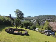 Garten (bergseits) mit Grillplatz und Stellplätzen