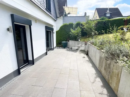 Terrasse  - Haus kaufen in Siegen - FREIRAUM4 +++ Modernisiertes Einfamilienhaus mit Sauna in zentraler Lage in Siegen!