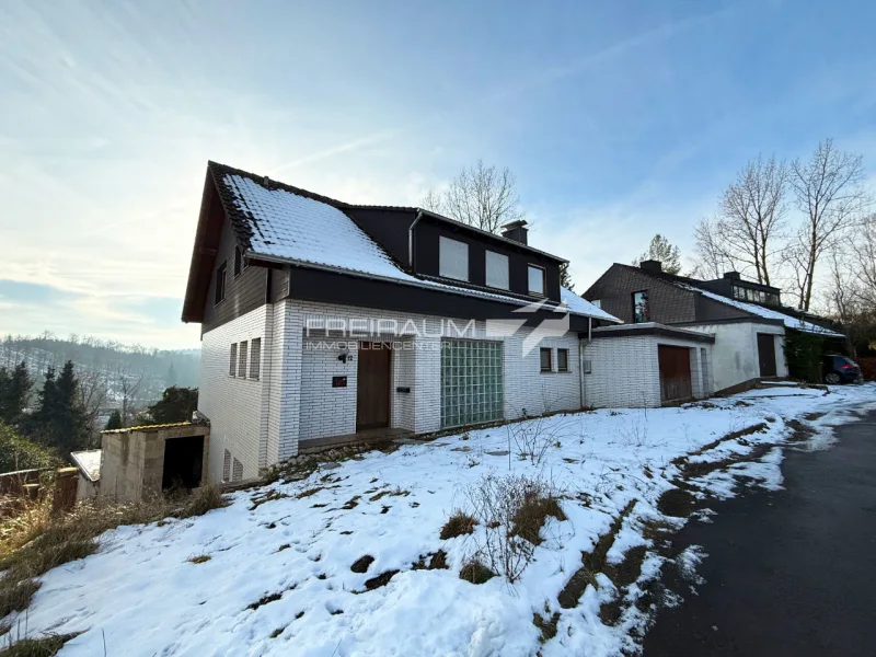 Außen-Ansicht  - Haus kaufen in Siegen / Breitenbach - FREIRAUM4 +++  Einfamilienhaus mit Panoramablick in Top-Lage