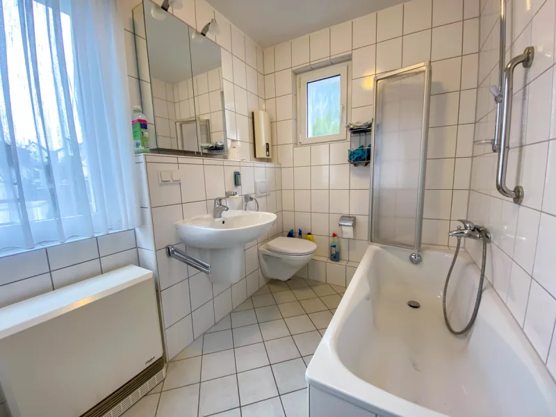 -Vorderhaus- Badezimmer OG