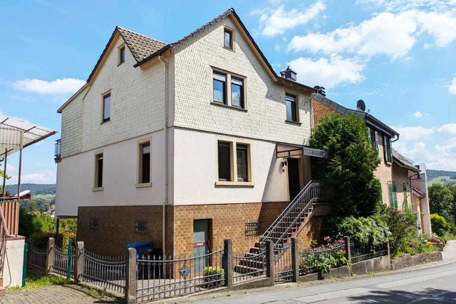 Ansicht Nordwest - Haus kaufen in Erbach - Einfamilienhaus mit traumhaftem Blick über Erbach!