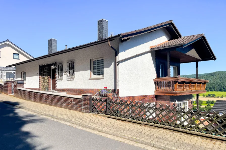 Frontansicht - Haus kaufen in Höchst - Aufgepasst:  Zweifamilienhaus in ruhiger Nebenstraße mit phantastischer Aussicht!