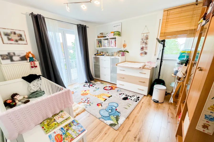 großzügiges Kinderzimmer-/Büro