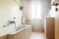 EG_Badezimmer mit Badewanne (ca. 5,80 m²)