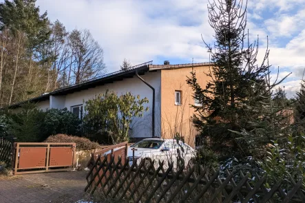 Ansicht Straße - Haus kaufen in Oberzent - DHH mit 2 Wohnungen in toller, ruhiger Natur mit vielen Nutzungsmöglichkeiten in Oberzent-Olfen!