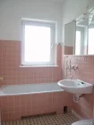 Badezimmer mit Fenster