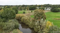 Blick von der Wümme auf den Campingplatz