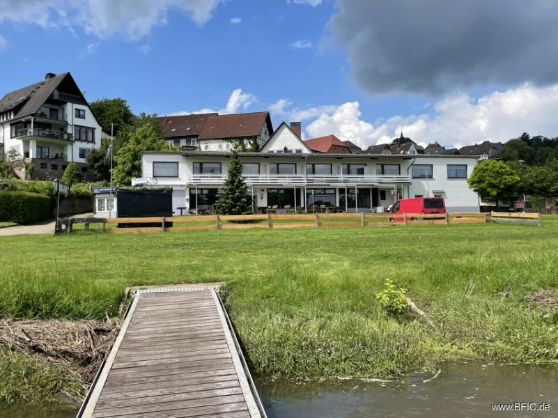 Ansicht vom Steg aus - Gastgewerbe/Hotel mieten in Polle - Gastronomie, Biergarten, Pension auf Campingplatz, direkt an der Weser, Betreiberwohnung vorhanden