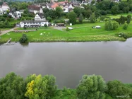 Blick auf den Campingplatz und das Haupthaus