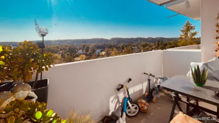 Buchenau Balkon Panorama - Wohnung kaufen in Fürstenfeldbruck - bezugsfreie, sonnige 4-Zi.-Wohnung, 8.OG mit Panoramablick von zwei Süd-Balkonen in FFB-Buchenau