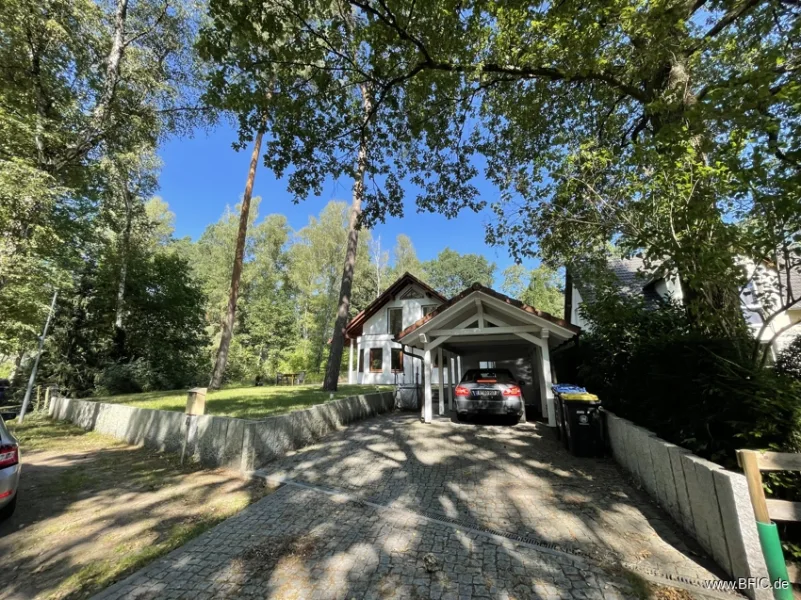 Ansicht von der Straße aus - Haus kaufen in Hohen Neuendorf - freistehendes Einfamilienhaus auf Parkgrundstück - sofort bezugsfrei