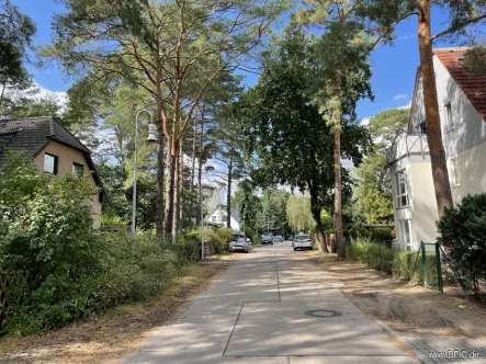 Straßenansicht - Grundstück kaufen in Berlin - Großes Baugrundstück in begehrter Lage für 2 Einfamilienhäuser nahe Dahme und Adlergestell