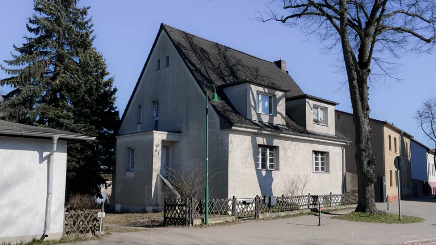 Straßenansicht - Haus kaufen in Werneuchen - Zweifamilienhaus in Werneuchen mit einer freien Wohnung