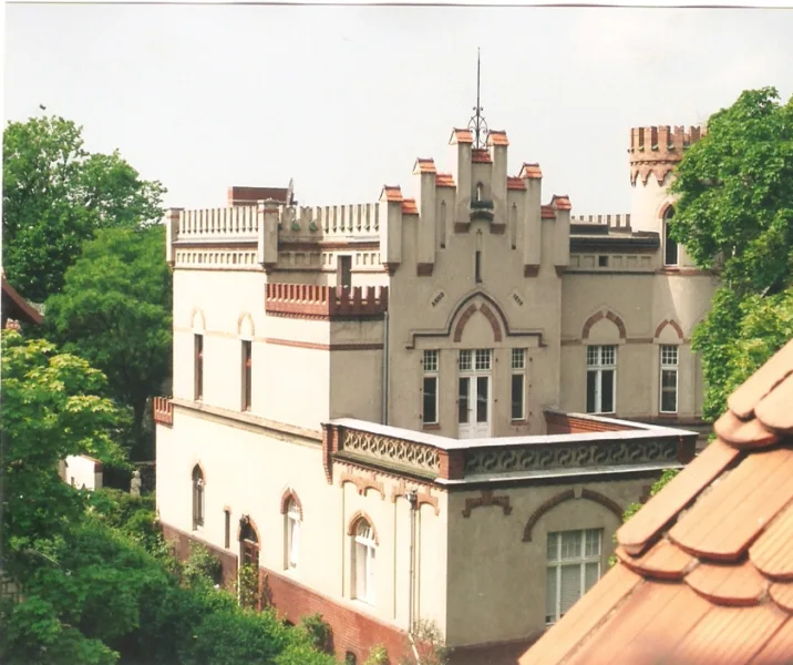 Ansicht - Haus kaufen in Berlin - Historische Villenarchitektur im Stil einer mittelalterlichen Burg in Berlin-Zehlendorf zu verkaufen